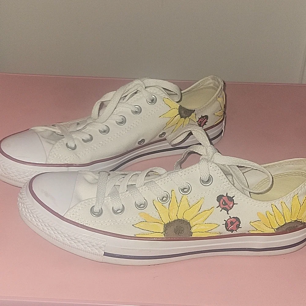 Hand painted Converse - Picture 1 of 4